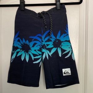 Quicksilver boy board shorts w blue green flower, size 6